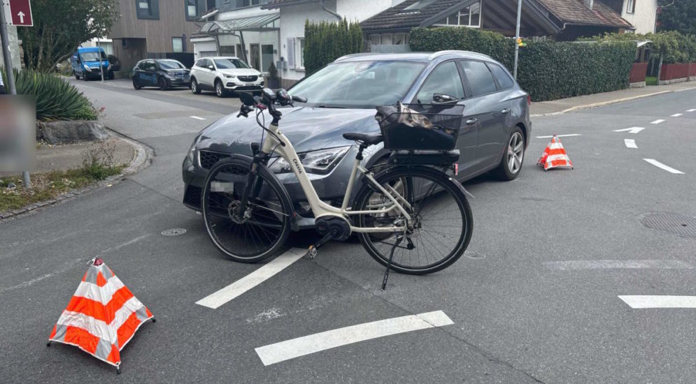 E-Bike vor Auto zwischen zwei Warnpyramiden