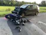 Stark beschädigter Roller auf der Strasse vor Auto mit beschädigter Motorhaube