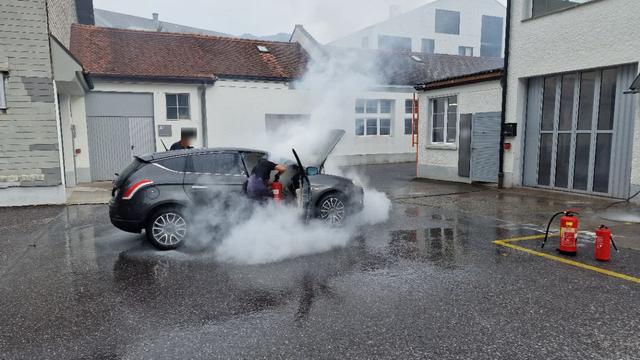 Oberurnen GL: Fahrzeug gerät bei Servicearbeiten in Brand