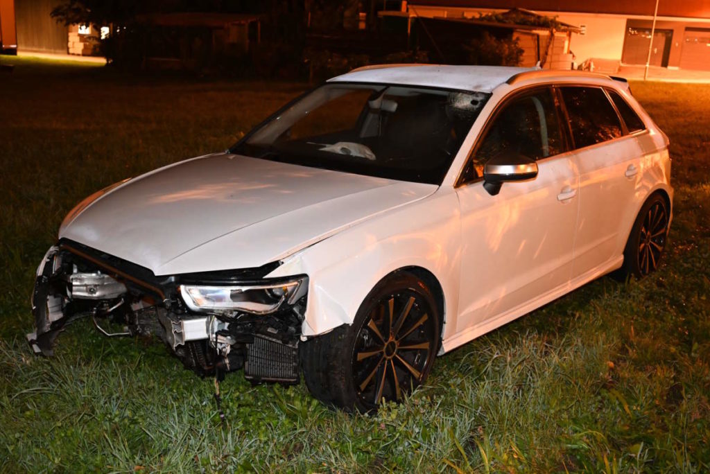 Das Auto endete beschädigt im Grünstreifen