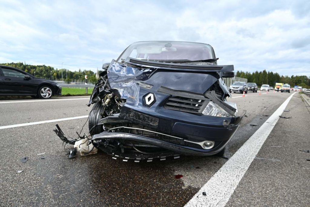 Schwarzes Auto mit Totalschaden