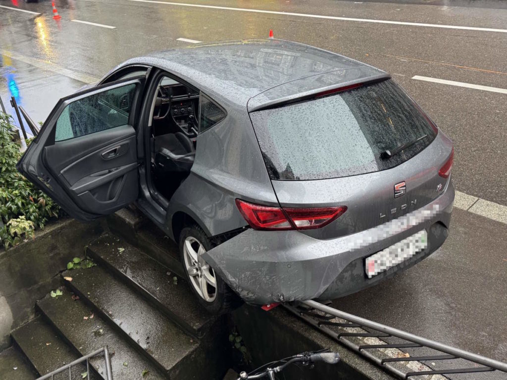 St.Gallen: Autofahrerin kollidiert bei Unfall mit Metallzaun