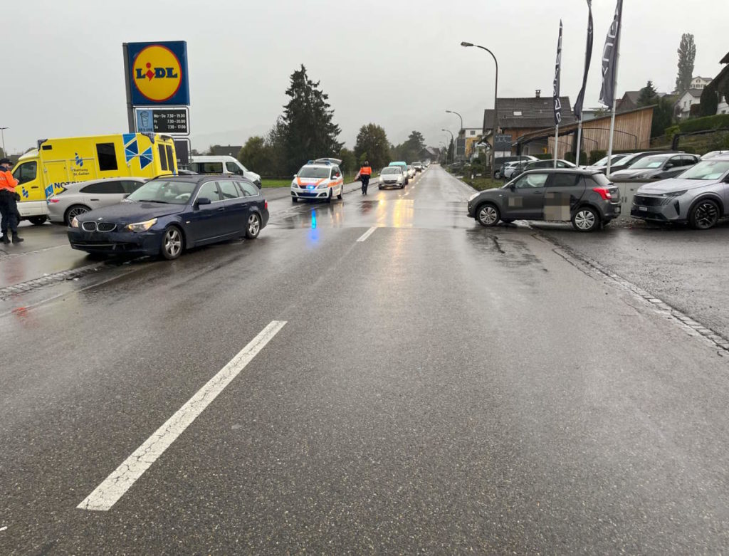 Strasse mit den zwei Unfallautos