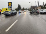 Strasse mit den zwei Unfallautos