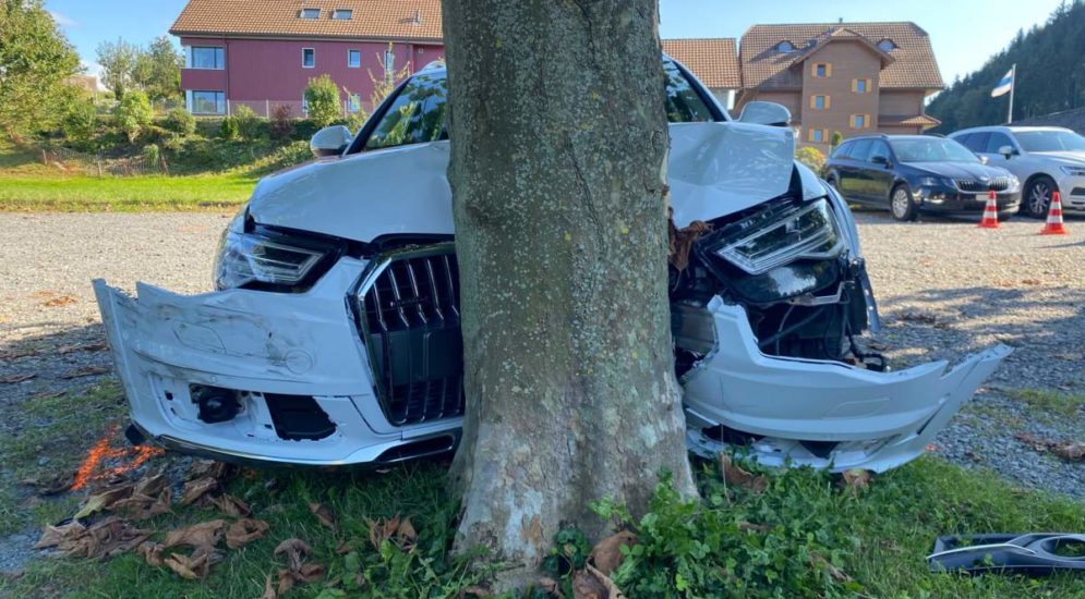 Unfall in Risch Rotkreuz (ZG): Rentner beschädigt fünf Autos