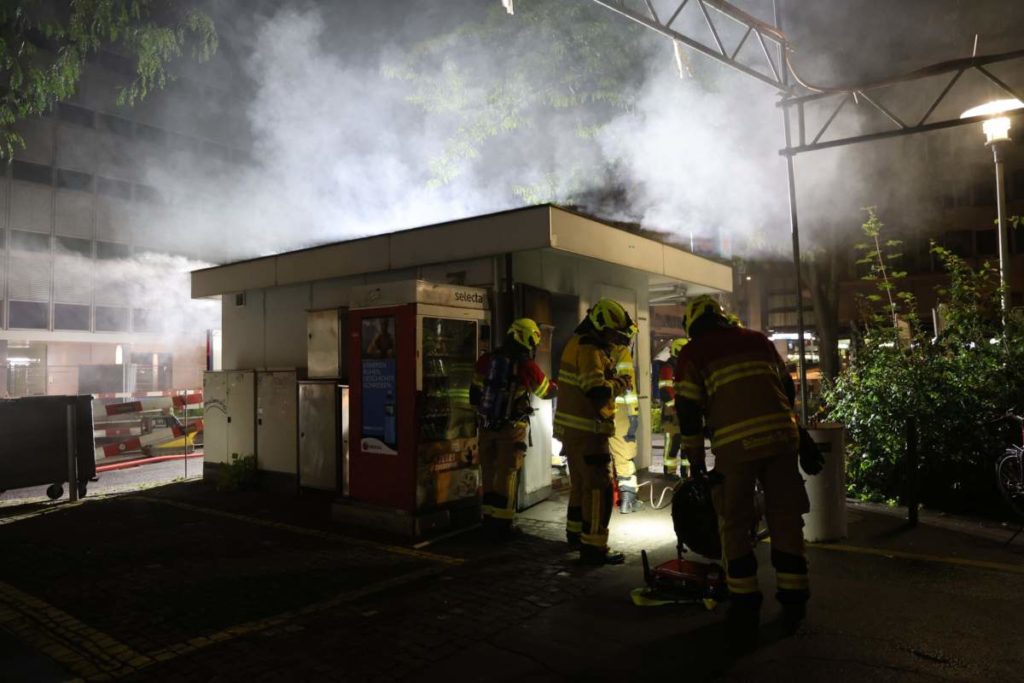 Brennendes Kiosk in der Nacht