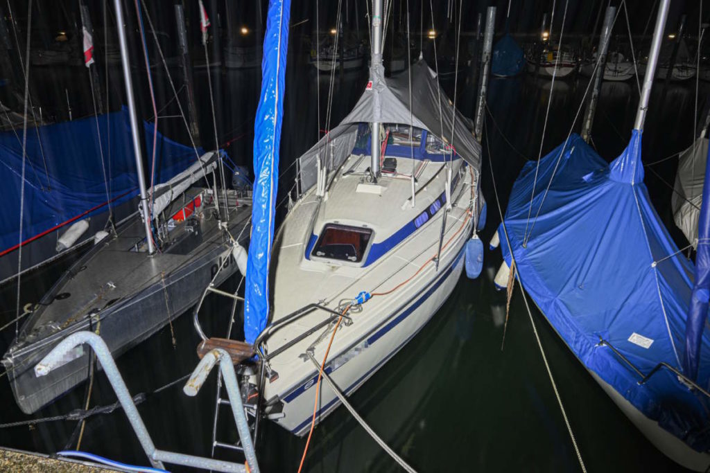 Selgelboot im Hafen bei Nacht