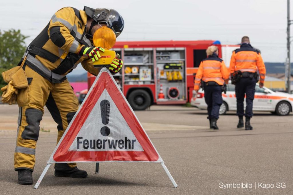 Gossau SG: Brand in Firma breitet sich auf Dach aus