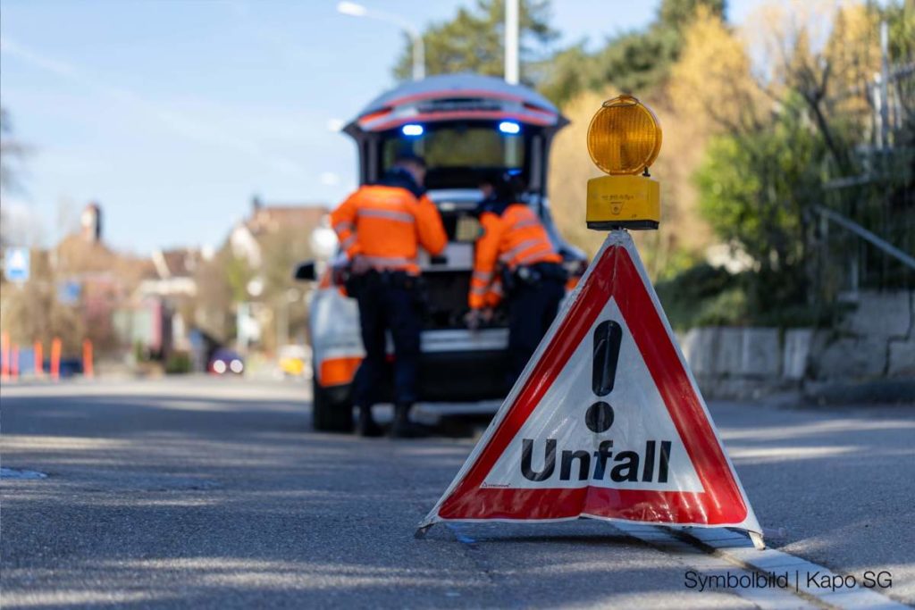 Sargans SG: Roller rutscht und prallt bei Unfall in Auto