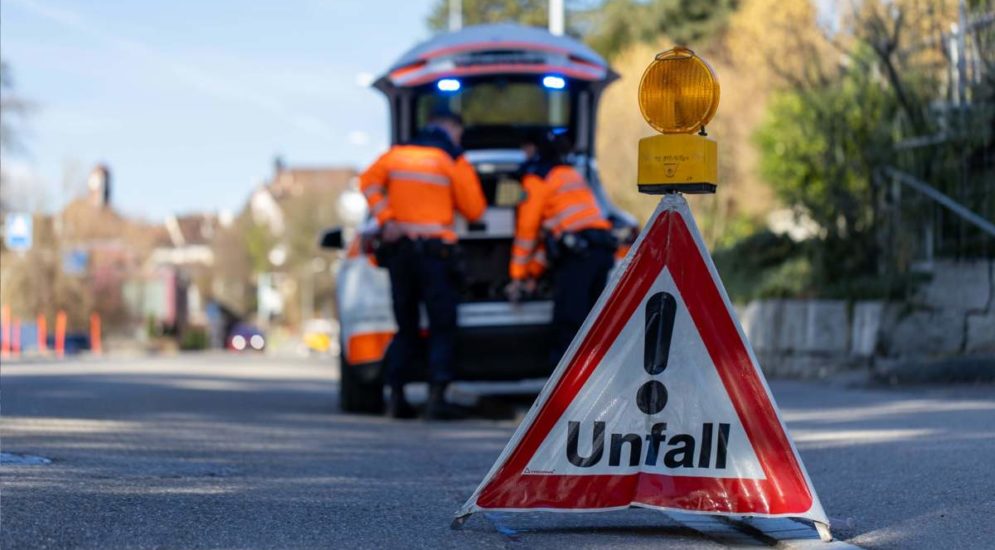 Sargans SG: Roller rutscht und prallt bei Unfall in Auto