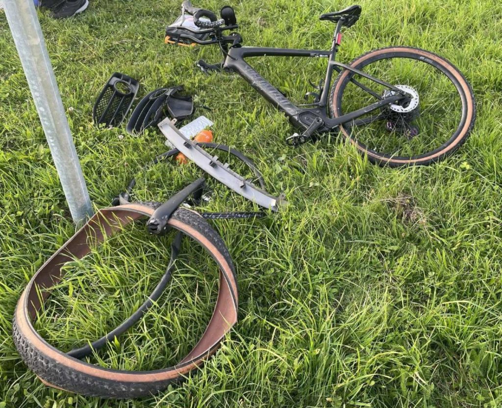 beschädigtes Fahrrad liegt im Gras