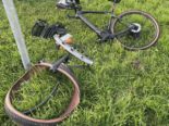 beschädigtes Fahrrad liegt im Gras