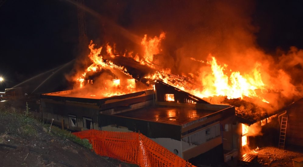 Gebäude steht vollständig in Flammen