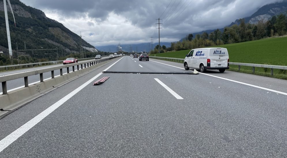 Trimmis (GR): Auto kollidiert bei Unfall mit verlorener Ladung