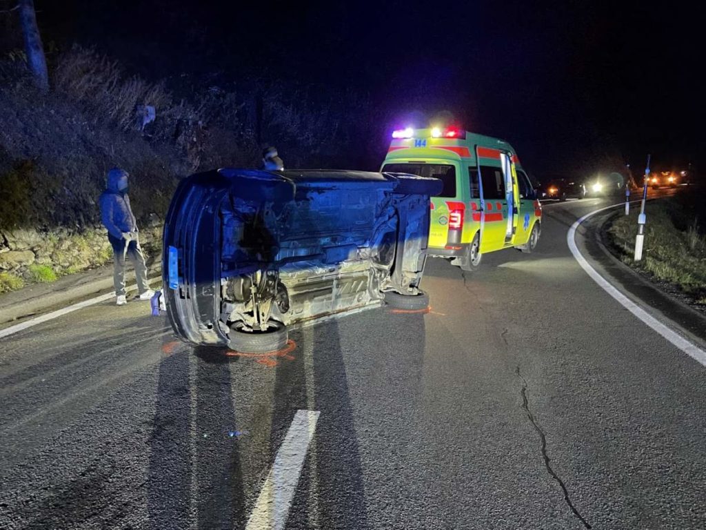 San Carlo GR: Lenker kollidiert bei Unfall mit Stützmauer