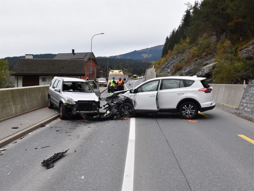 Unfallfoto: Zwei kollidierte, an der Front beschädigte weisse Autos