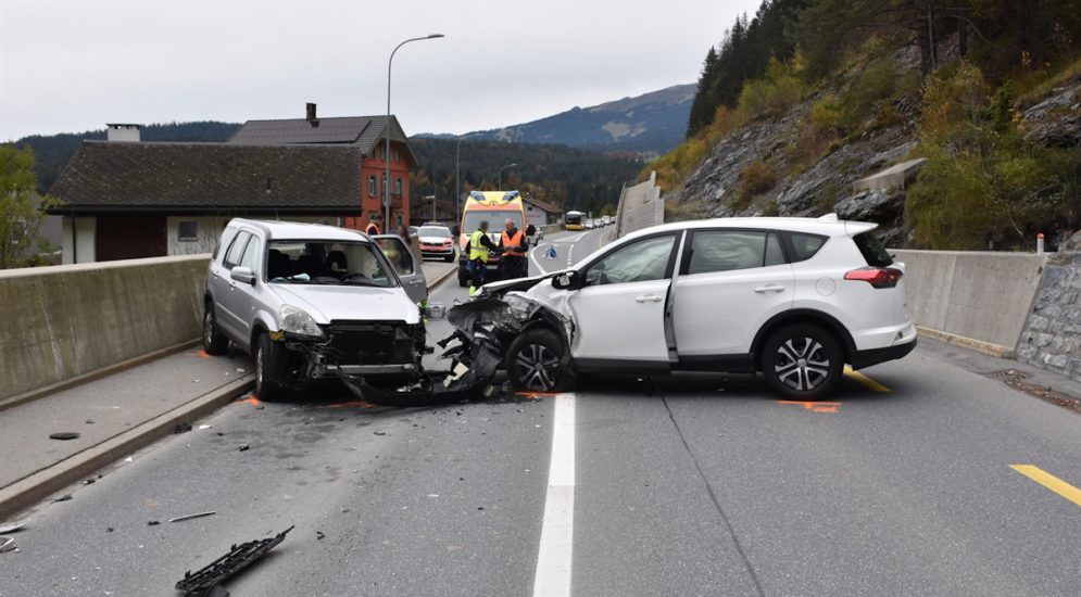 Unfallfoto: Zwei kollidierte, an der Front beschädigte weisse Autos