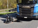 Motorrad liegt halb eingeklemmt unter LKW