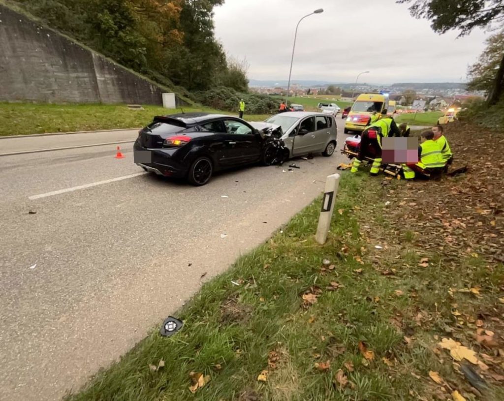 Am Mittwoch, 23. Oktober 2024, ereignete sich auf der Kappelerstrasse in Gunzgen (SO) eine Kollision mit drei Autos. Zwei Lenker wurden verletzt.