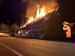 Gebäude in Vollbrand bei Nacht