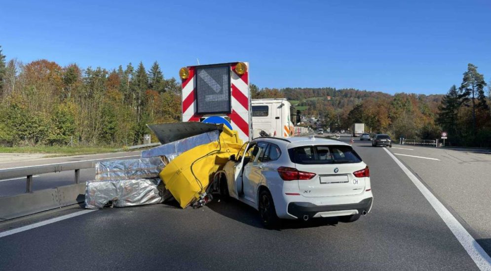 LKW Unfall in Flamatt (FR): Lenkerin nach Crash schwer verletzt