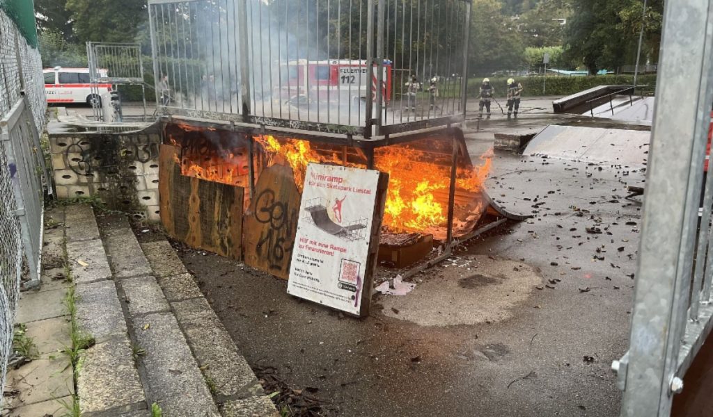 Brand einer Holzrampe in Liestal (BL) - Zeugen gesucht