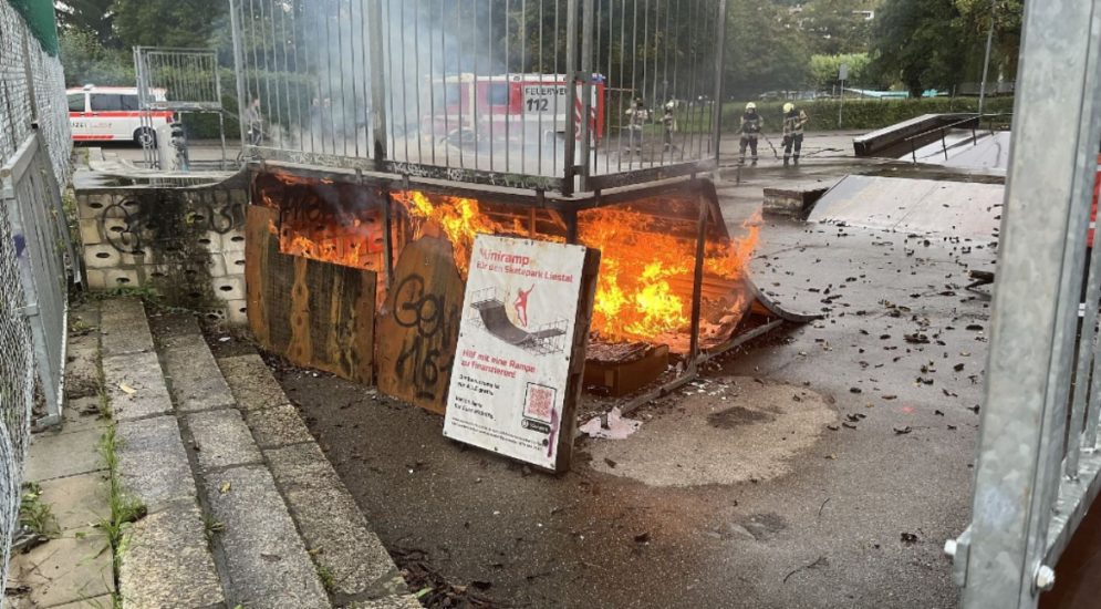 Brand einer Holzrampe in Liestal (BL) - Zeugen gesucht