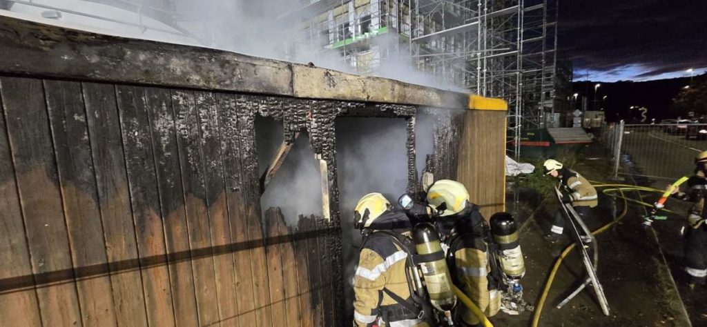 Feuerwehreinsatz in Oberwil (BL) durch Brand eines Baustellencontainers