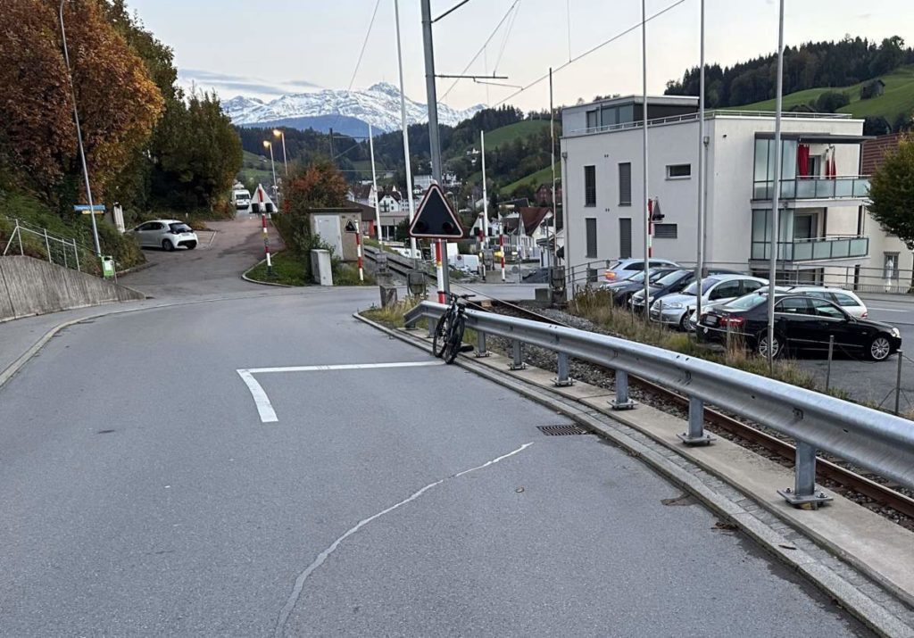 Fahrrad steht angelehnt an Leitplanke über Bahntrasse