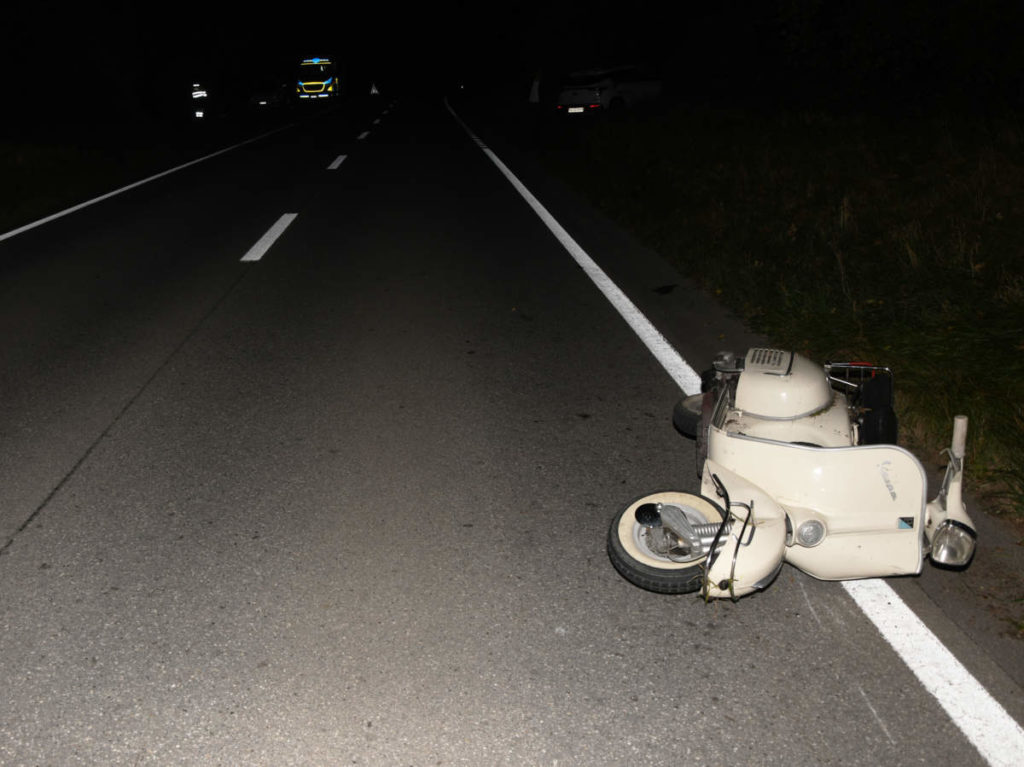 Verunfallte Vespa auf Strasse