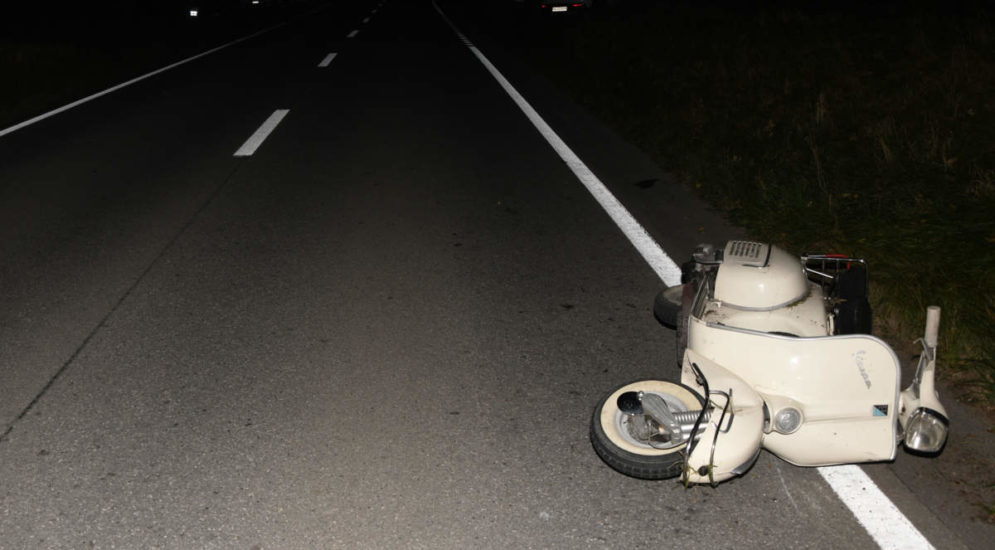 Verunfallte Vespa auf Strasse