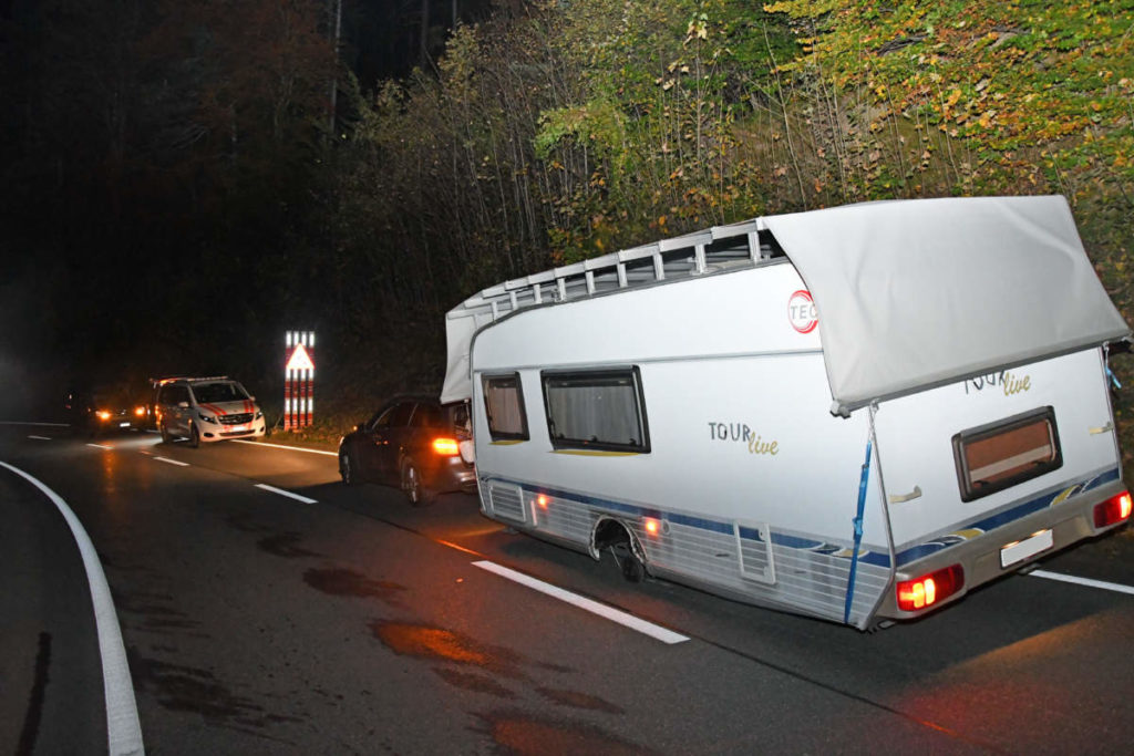 Glück im Unglück: Wohnwagen verliert Rad auf Malixerstrasse