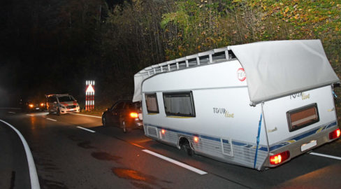 Glück im Unglück: Wohnwagen verliert Rad auf Malixerstrasse