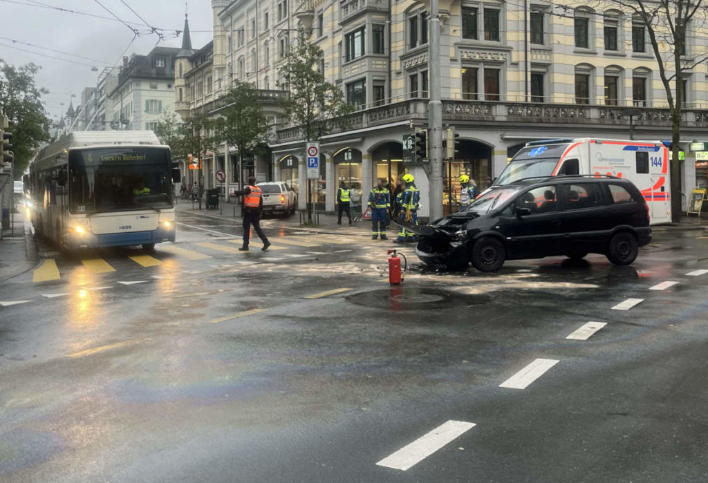 Luzern: Abbiegefehler führt zu Kollision und Verkehrsbehinderungen