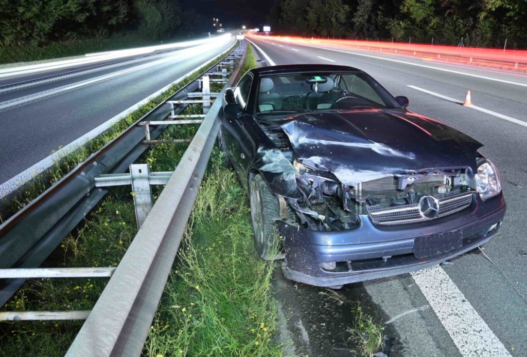 beschädigtes auto an der Leitplanke