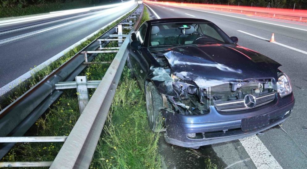 beschädigtes auto unfall a2