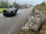 Überschlagenes Auto auf Strasse ausserorts