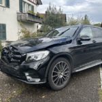 An der Front beschädigter schwarzer Mercedes