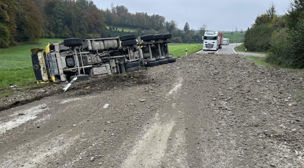 Unfall in Rottenschwil (AG): Muldenkipper überschlägt sich auf die Seite