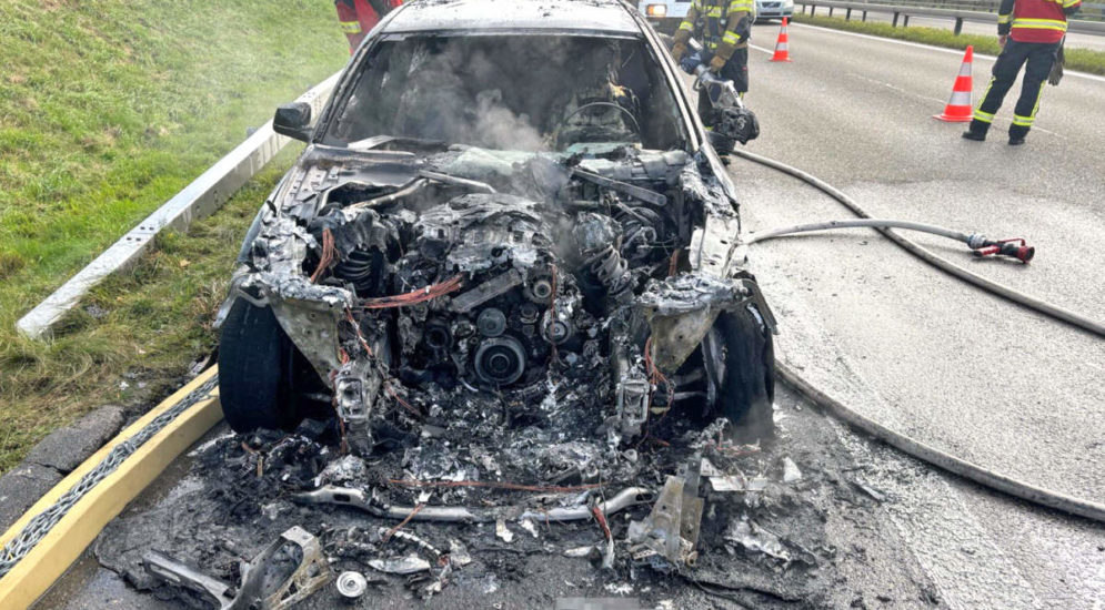 Sirnach (TG): Auto fängt auf Pannenstreifen der A1 Feuer