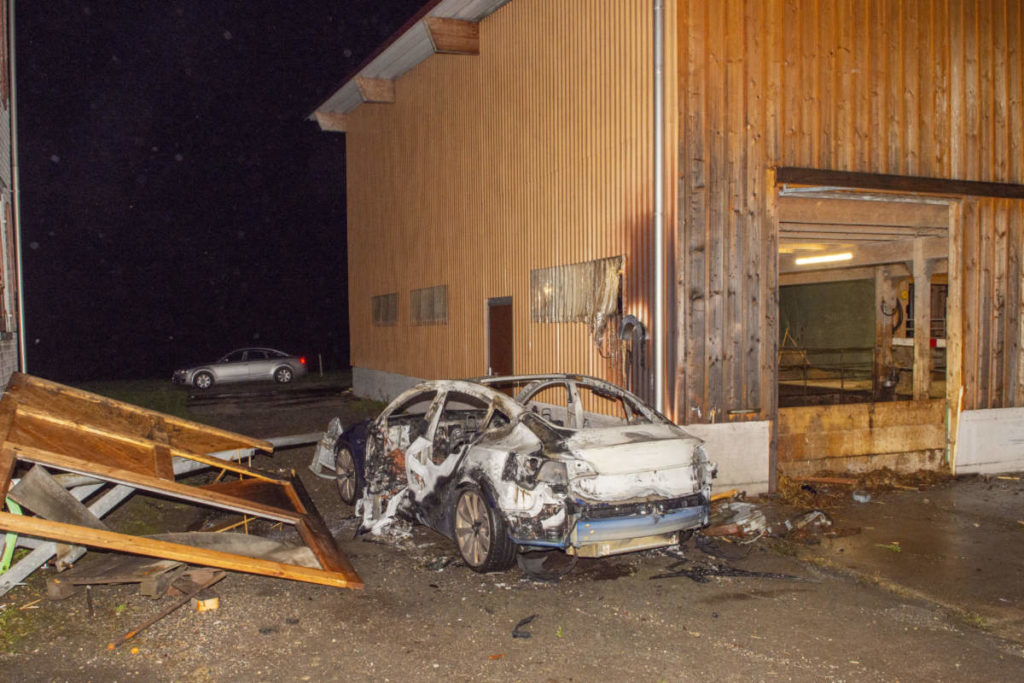 Heldswil (TG): Auto geht nach Unfall in Flammen auf