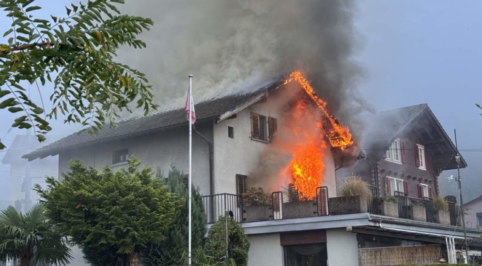 Brand in Sisikon (UR): Wohnhaus in Flammen, Bewohner evakuiert