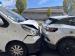 Lieferwagen fährt auf weissen Kleinwagen auf