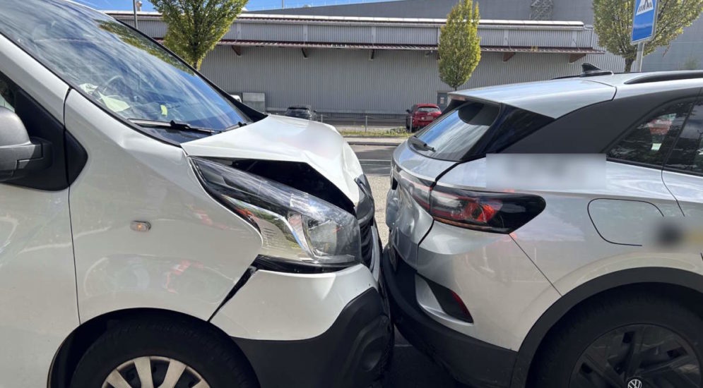 Lieferwagen fährt auf weissen Kleinwagen auf