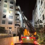 Leiter von Feuerwehrauto geht zu Balkon im vierten Stock