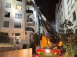 Leiter geht von Feuerwehrauto zu Balkon im vierten Stock