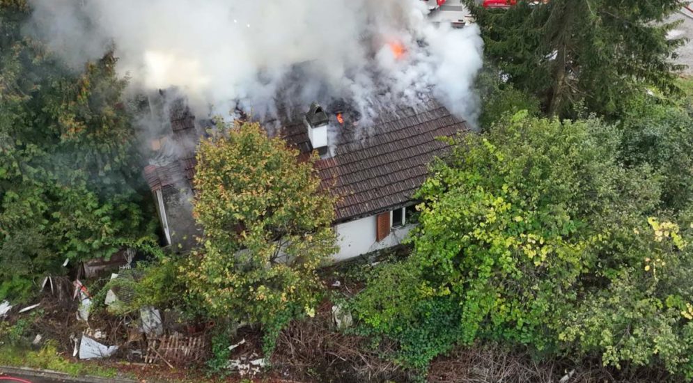 Haus mit Garten, aus dem Rauch kommt