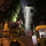 Feuerwehrauto im Dunkeln vor Wohnhaus