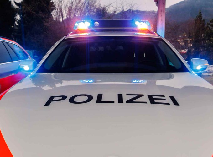 Symbolfoto: Nahaufnahme Polizeiauto mit eingeschaltetem Warnlicht