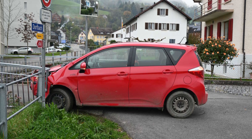 Gams (SG): Fahrunfähige Lenkerin prallt bei Unfall gegen Brückengeländer